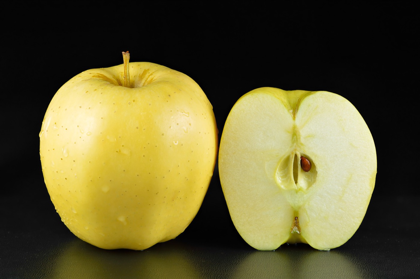 Golden Delicious apples photographed together